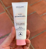 تصویر کرم مرطوب کننده و آبرسان صورت Essentials اوریفلیم مناسب مراقبت روزانه پوست